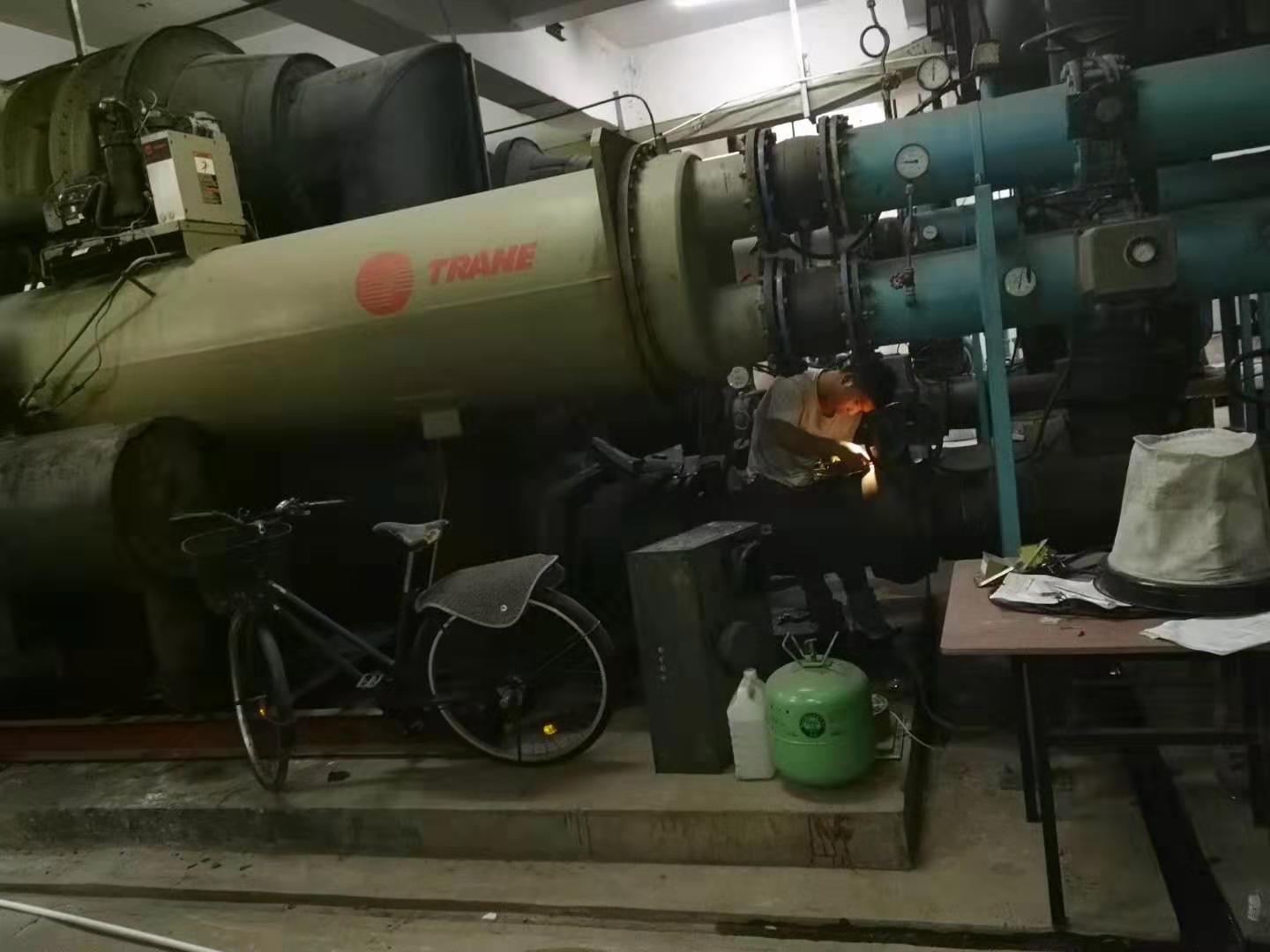 東莞東城900噸特靈中央空調(diào)（離心機(jī)）維保現(xiàn)場(chǎng)
